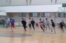 C7娱乐-一场激烈的篮球比赛激发球迷热情(记一场激烈的篮球赛)