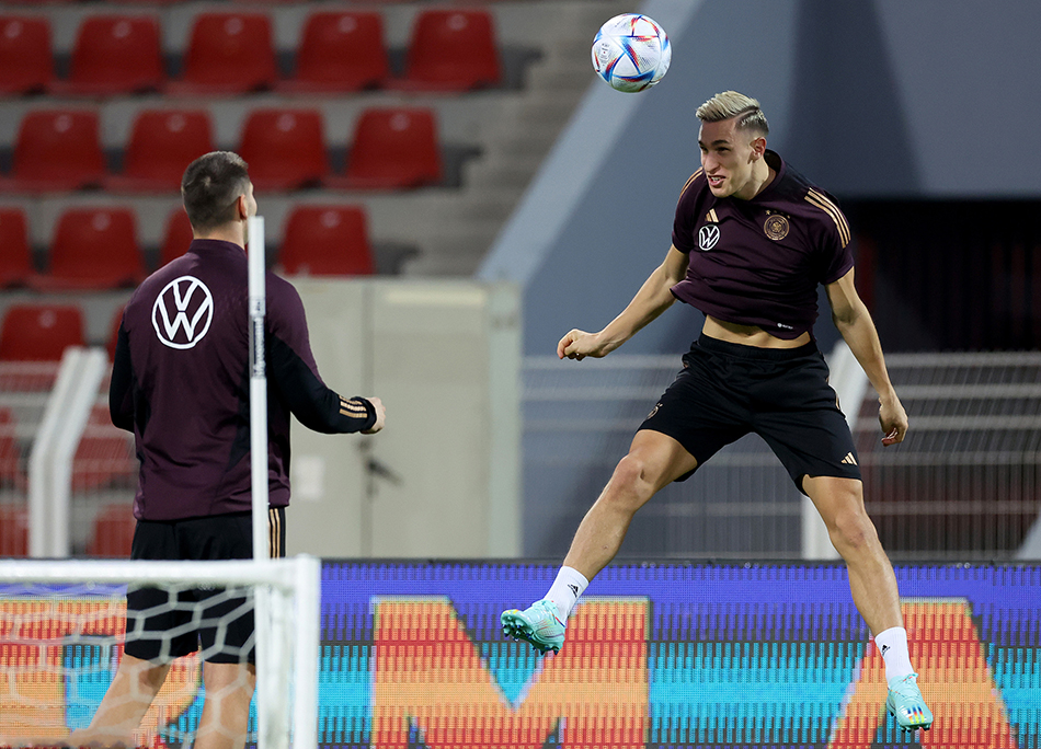 包含球队备战士气高昂，欧洲赛事马放南山的词条